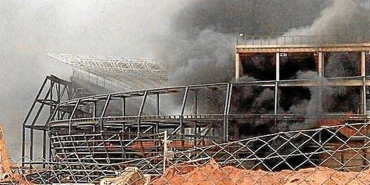Imagen del incendio originado en el estadio Arena Pantanal de Cuiabá. Imagen del incendio originado en el estadio Arena Pantanal de Cuiabá.