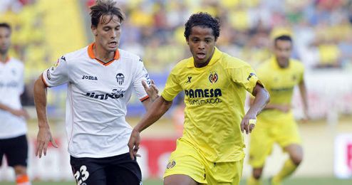 Canales disputa un balón ayer con el mejicano Gio Dos Santos. Canales disputa un balón ayer con el mejicano Gio Dos Santos.