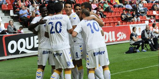 Los jugadores gran canarios celebran uno de los goles de ayer en El Molinón Los jugadores gran canarios celebran uno de los goles de ayer en El Molinón