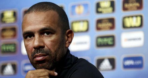 Costinha durante una rueda de prensa. Costinha durante una rueda de prensa.