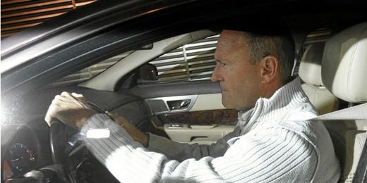 Mel abandona el Benito Villamarín después de que se le comunicara su destitución. Mel abandona el Benito Villamarín después de que se le comunicara su destitución.