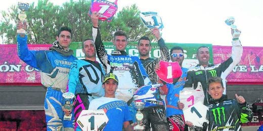 Los vencedores de las respectivas categorías posan con los galardones. Los vencedores de las respectivas categorías posan con los galardones.
