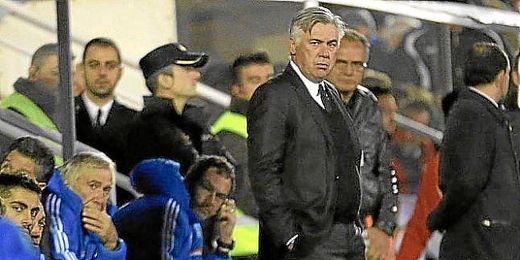 El técnico del Real Madrid, Carlo Ancelotti, pendiente del partido de ayer. El técnico del Real Madrid, Carlo Ancelotti, pendiente del partido de ayer.