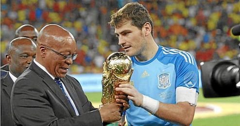 Iker Casillas, en el último amistoso de España con el trofeo de campeón del mundo en Sudáfrica. Iker Casillas, en el último amistoso de España con el trofeo de campeón del mundo en Sudáfrica.