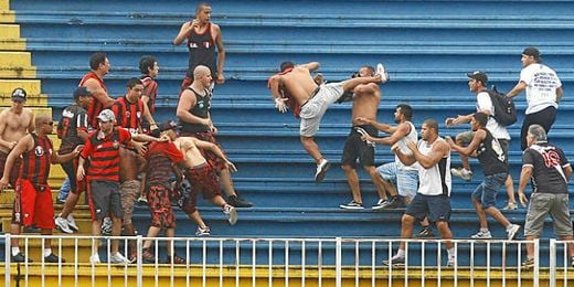 Reyerta entre ultras del Atlético Paranaense y el Vasco de Gama. Reyerta entre ultras del Atlético Paranaense y el Vasco de Gama.