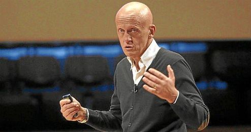 El director de arbitraje de la UEFA, Pierluigi Collina, durante una conferencia. El director de arbitraje de la UEFA, Pierluigi Collina, durante una conferencia.