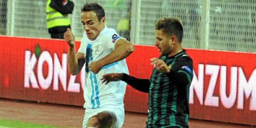 Steinhofer lucha un balón con un jugador del Rijeka en el partido de ida. Steinhofer lucha un balón con un jugador del Rijeka en el partido de ida.
