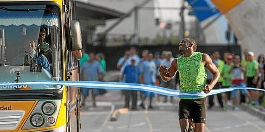 Bolt, sonriente, cruza la línea de meta. Bolt, sonriente, cruza la línea de meta.