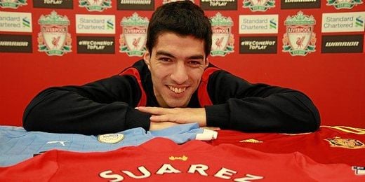 El charrúa posa en la sala de prensa del Liverpool. El charrúa posa en la sala de prensa del Liverpool.
