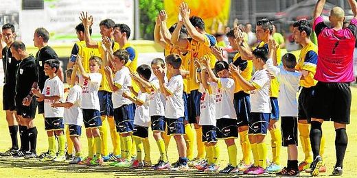 La Rociera saluda a su afición en los prolegómenos de la repesca jugada ante el Xerez B la pasada temporada. La Rociera saluda a su afición en los prolegómenos de la repesca jugada ante el Xerez B la pasada temporada.