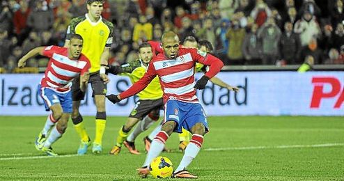 Yacine Brahimi es pieza fundamental en el Granada de Alcaraz; ante el Sevilla anotó de penalti. Yacine Brahimi es pieza fundamental en el Granada de Alcaraz; ante el Sevilla anotó de penalti.