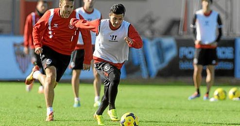Bryan Rabello conduce el balón en un entrenamiento del Sevilla. Bryan Rabello conduce el balón en un entrenamiento del Sevilla.