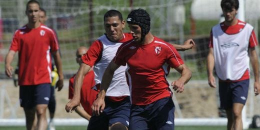 Luismi, entrena y juega con un casco protector por la fractura de cráneo que sufrió. Luismi, entrena y juega con un casco protector por la fractura de cráneo que sufrió.