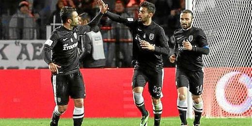 Tres jugadores del PAOK celebran uno de los dos goles anotados al Olympiacos. Tres jugadores del PAOK celebran uno de los dos goles anotados al Olympiacos.