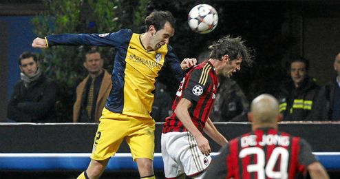 Diego Godín ,en un lance del partido de ida, donde el Atlético consiguió imponerse 0-1 al Milán. Diego Godín ,en un lance del partido de ida, donde el Atlético consiguió imponerse 0-1 al Milán.