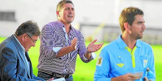 Alonso Ramírez, entrenador del Mairena, anima a los suyos durante el desarrollo de un encuentro liguero. Alonso Ramírez, entrenador del Mairena, anima a los suyos durante el desarrollo de un encuentro liguero.