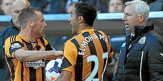 Enfrentamiento del técnico del Newcastle, Pardew con el centrocampista del Hull, Meyler. Enfrentamiento del técnico del Newcastle, Pardew con el centrocampista del Hull, Meyler.
