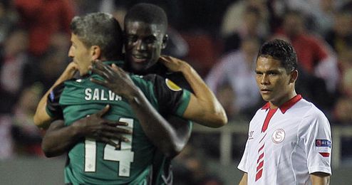 Bacca mira cómo los jugadores del Betis celebran su triunfo en el Sánchez Pizjuán Bacca mira cómo los jugadores del Betis celebran su triunfo en el Sánchez Pizjuán