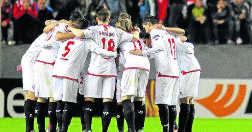 Los jugadores del Sevilla se conjuran para la remontada. Los jugadores del Sevilla se conjuran para la remontada.