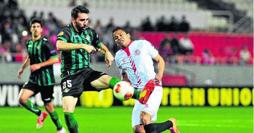 Figueras se ha asentado en la defensa del Betis, que tratará de mantener a raya el poderío atacante del Sevilla. Figueras se ha asentado en la defensa del Betis, que tratará de mantener a raya el poderío atacante del Sevilla.