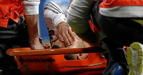 Jesé es retirado en camilla del Santiago Bernabéu. Jesé es retirado en camilla del Santiago Bernabéu.