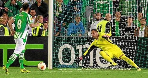 Momento en el que Nono lanza el último penalti y Beto roza el balón con los dedos. Momento en el que Nono lanza el último penalti y Beto roza el balón con los dedos.