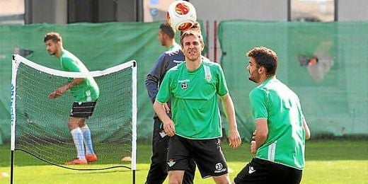 Nacho junto al canterano Pozo en un entrenamiento del Betis. Nacho junto al canterano Pozo en un entrenamiento del Betis.
