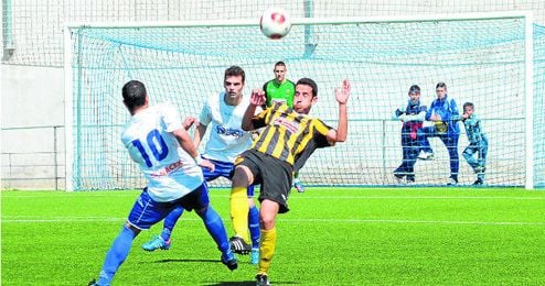 En la imagen, un lance del reciente Alcalá-San Roque de Lepe, saldado con una victoria visitante (2-3). En la imagen, un lance del reciente Alcalá-San Roque de Lepe, saldado con una victoria visitante (2-3).