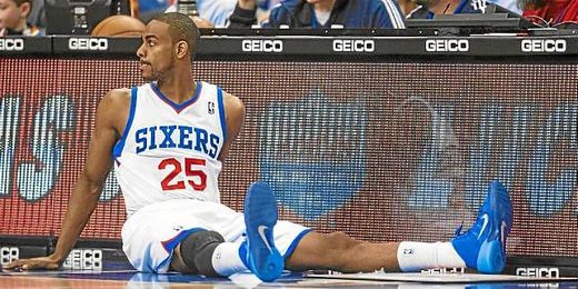 Un jugador de los Sixers abatido en la cancha. Un jugador de los Sixers abatido en la cancha.