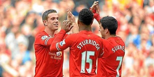 Tres jugadores del Liverpool celebran un gol de su equipo. Tres jugadores del Liverpool celebran un gol de su equipo.