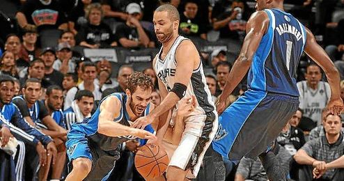 Esta vez, Calderón no puedo con Tony Parker. Esta vez, Calderón no puedo con Tony Parker.