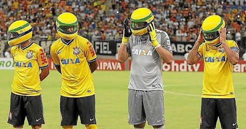 Los jugadores del Corinthians se colocaron el casco de Senna antes de jugar el partido. Los jugadores del Corinthians se colocaron el casco de Senna antes de jugar el partido.