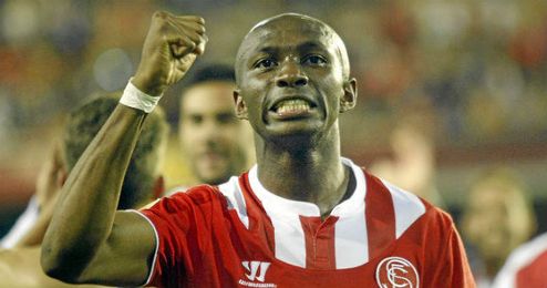 M´Bia celebra el tanto que manda al Sevilla a la final de Turín. M´Bia celebra el tanto que manda al Sevilla a la final de Turín.