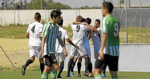Los jugadores del Sevilla C celebran un tanto ante el Betis B. Los jugadores del Sevilla C celebran un tanto ante el Betis B.