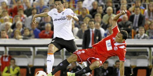 El cafetero pugna por un balón con Parejo. El cafetero pugna por un balón con Parejo.