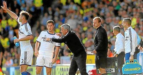 Mourinho da unas indicaciones a Hazard en un partido de la Premier. Mourinho da unas indicaciones a Hazard en un partido de la Premier.