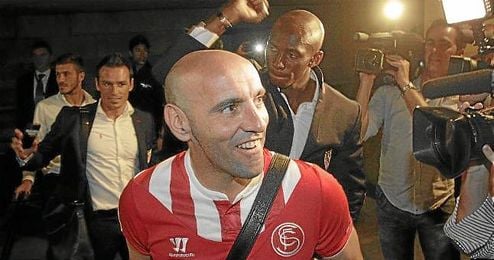 Monchi, a su llegada con la expedición sevillista al aeropuerto. Monchi, a su llegada con la expedición sevillista al aeropuerto.