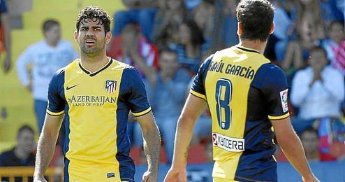 Diego Costa, izquierda y Raúl Garcia a la derecha durante el partido contra el Levante en Valencia. Diego Costa, izquierda y Raúl Garcia a la derecha durante el partido contra el Levante en Valencia.