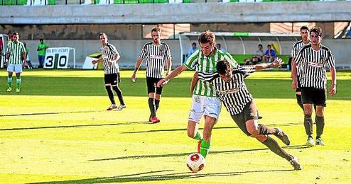 El Betis B volvió a amarrar el liderato merced a una cómoda y merecida victoria ante el Mairena. El Betis B volvió a amarrar el liderato merced a una cómoda y merecida victoria ante el Mairena.