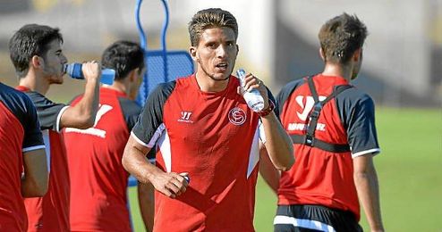Carriço, que arrastra molestias en las últimas jornadas, bebe agua en un entrenamiento. Carriço, que arrastra molestias en las últimas jornadas, bebe agua en un entrenamiento.