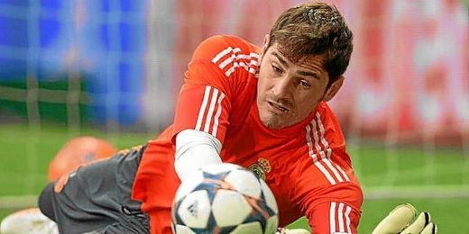 Iker Casillas hace una parada durante un partido con el Real Madrid. Iker Casillas hace una parada durante un partido con el Real Madrid.
