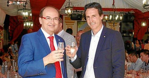 Castro y Emery brindan en el almuerzo del club en la Feria. Castro y Emery brindan en el almuerzo del club en la Feria.
