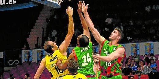 Marcos Mata y Scott Bamforth, dos de los hombres más destacados del encuentro ante Iberostar. Marcos Mata y Scott Bamforth, dos de los hombres más destacados del encuentro ante Iberostar.