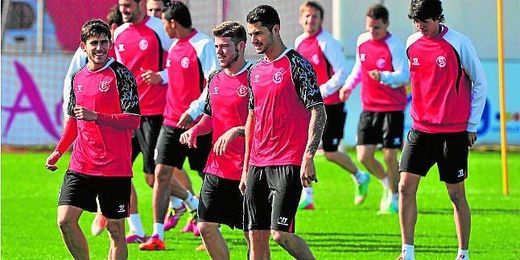 Vitolo junto a sus compañeros durante un entrenamiento del equipo. Vitolo junto a sus compañeros durante un entrenamiento del equipo.