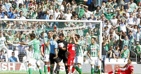 Momento de la expulsión de Juan Carlos en el último derbi. Momento de la expulsión de Juan Carlos en el último derbi.