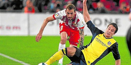 Aleix Vidal intenta marcharse del colchonero Manquillo en el partido entre el Almería y el Atlético de Madrid. Aleix Vidal intenta marcharse del colchonero Manquillo en el partido entre el Almería y el Atlético de Madrid.
