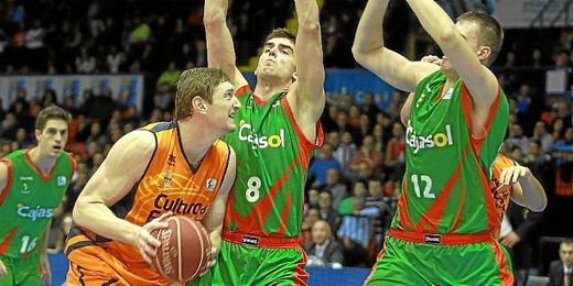 Tomas Satoransky intentá impedir que Serhiy Lishchuk anote una canasta. Tomas Satoransky intentá impedir que Serhiy Lishchuk anote una canasta.