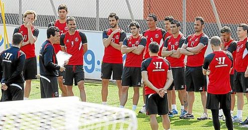 Emery conversa con la plantilla en un entrenamiento. Emery conversa con la plantilla en un entrenamiento.