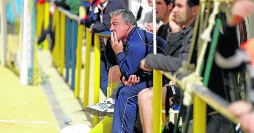 Emilio López, en el banquillo de la Rociera en un reciente encuentro ante el Atlético Villanueva. Emilio López, en el banquillo de la Rociera en un reciente encuentro ante el Atlético Villanueva.