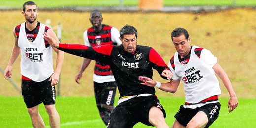 En la imagen, Dragutinovic pugna con fuerza por el balón con Fernando Navarro durante un entrenamiento. En la imagen, Dragutinovic pugna con fuerza por el balón con Fernando Navarro durante un entrenamiento.